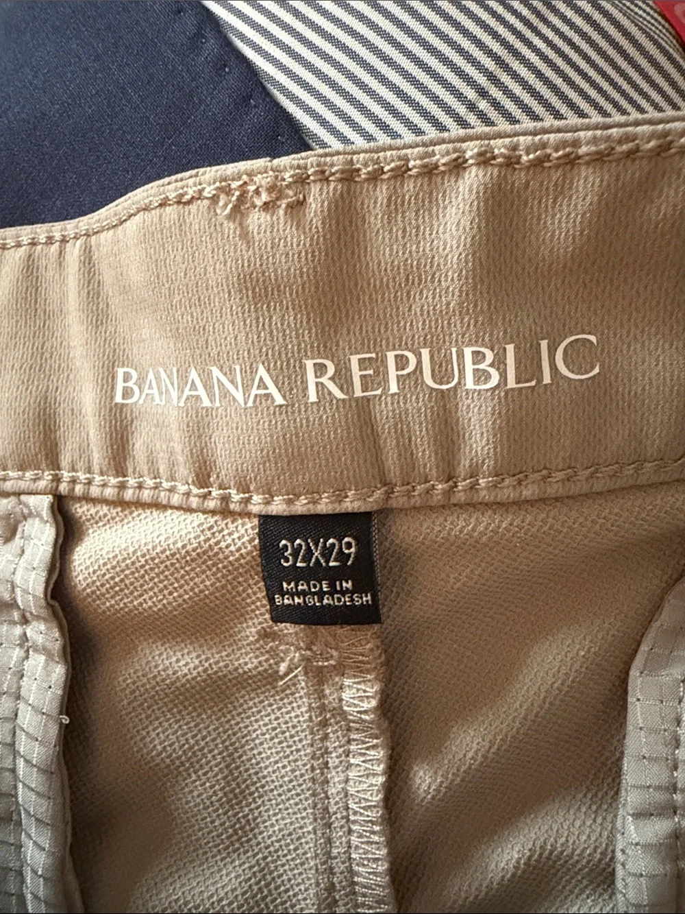 Banana Republic Men’s Slim Straight Performance Chinos in Light Khaki. Sz 32x29